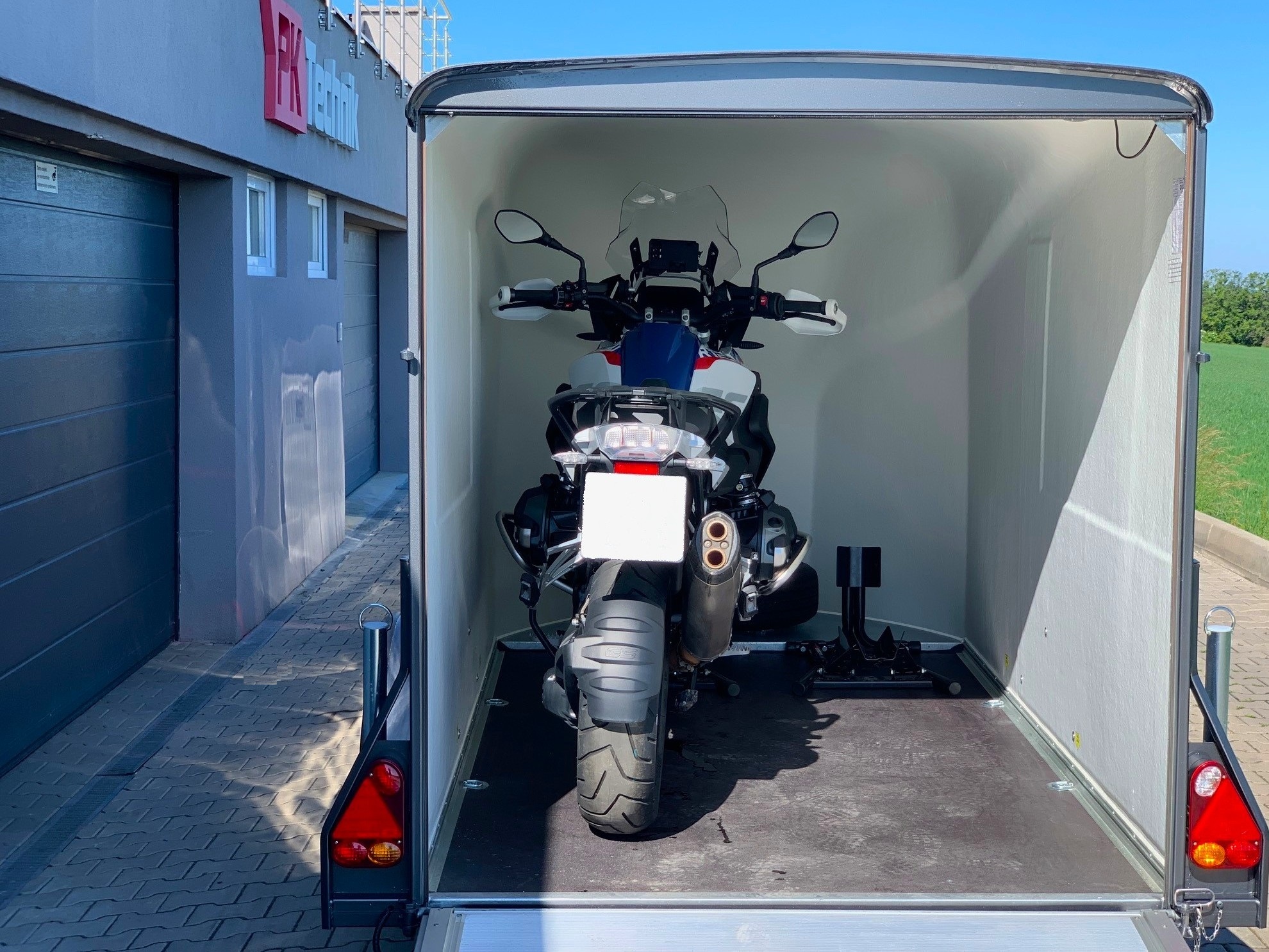 Zadní rampa 2 v 1 přívěsu Debon Cargo